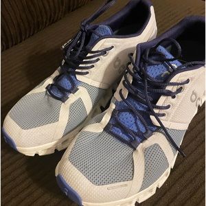 On cloud tennis shoes 7.5